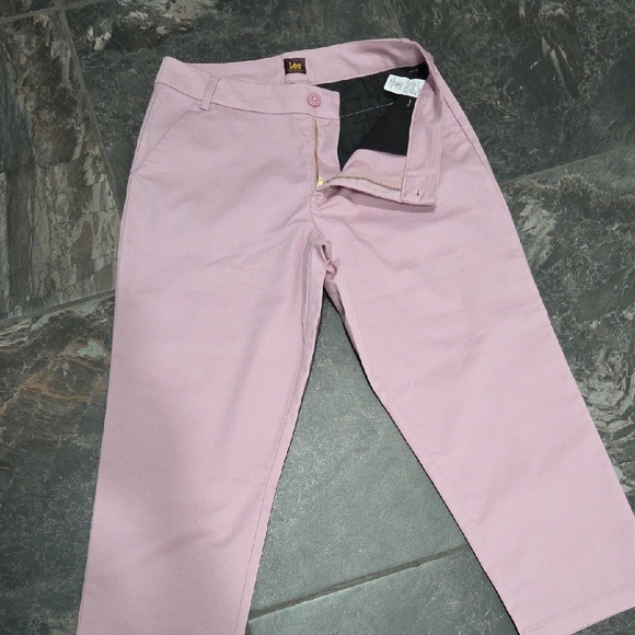 Lee Pants - HOT DEAL THIS WEEKEND !!!Lee Pastel Pink Straight Leg CAPRI Wrinkle Free